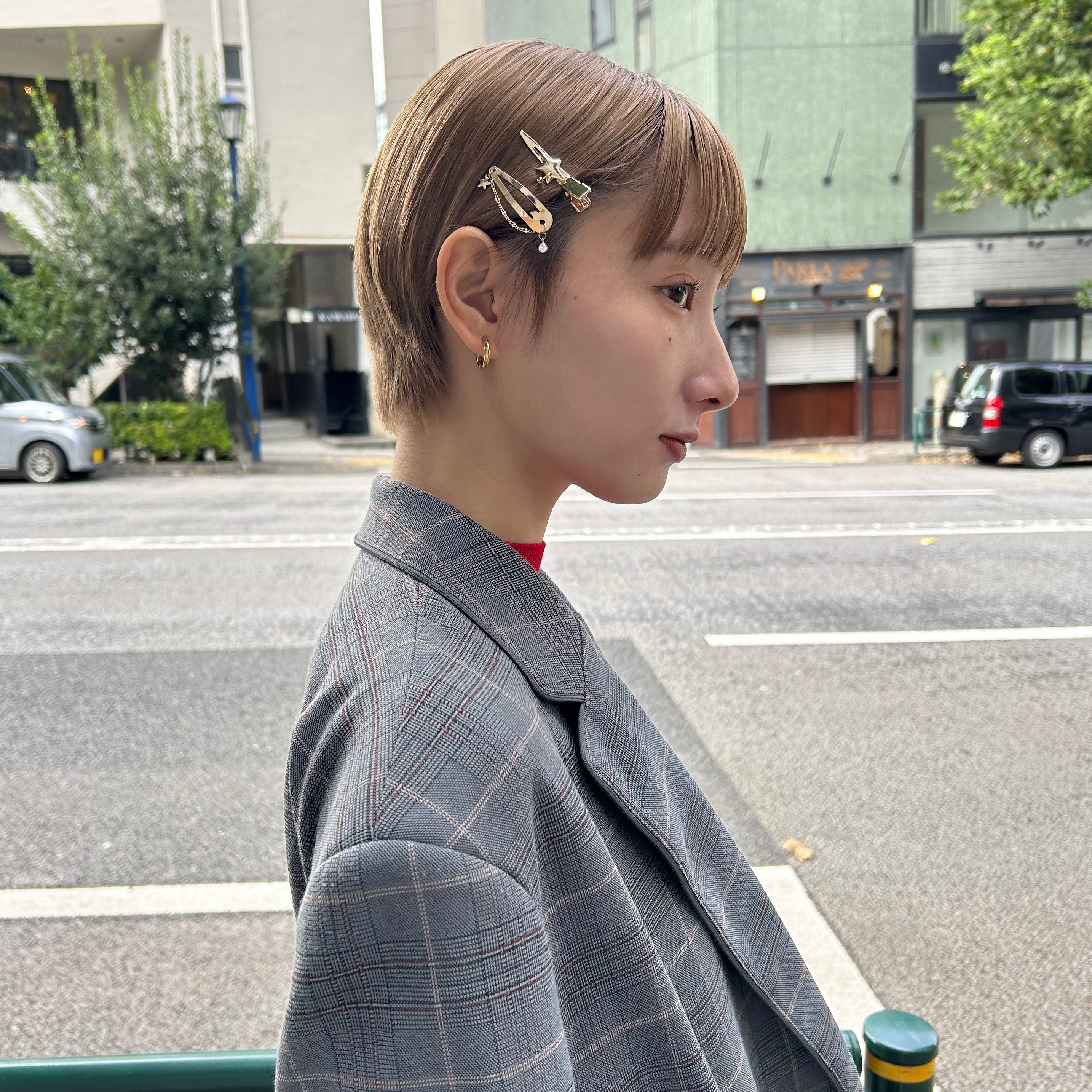 キラキラ感が横顔に映えるヘアクリップがホリデームードを引き上げる