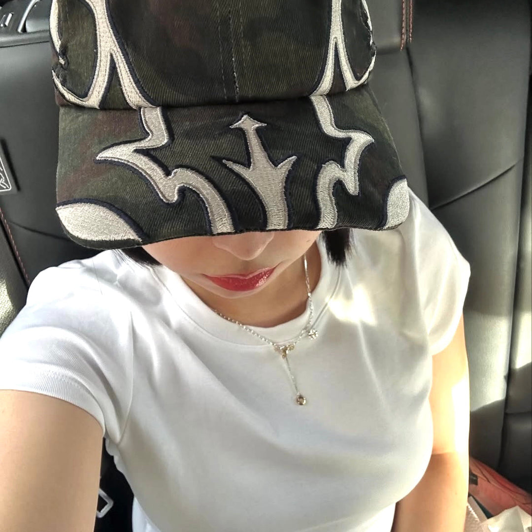 シンプルなTシャツコーデに映えるフラワーネックレス🌸