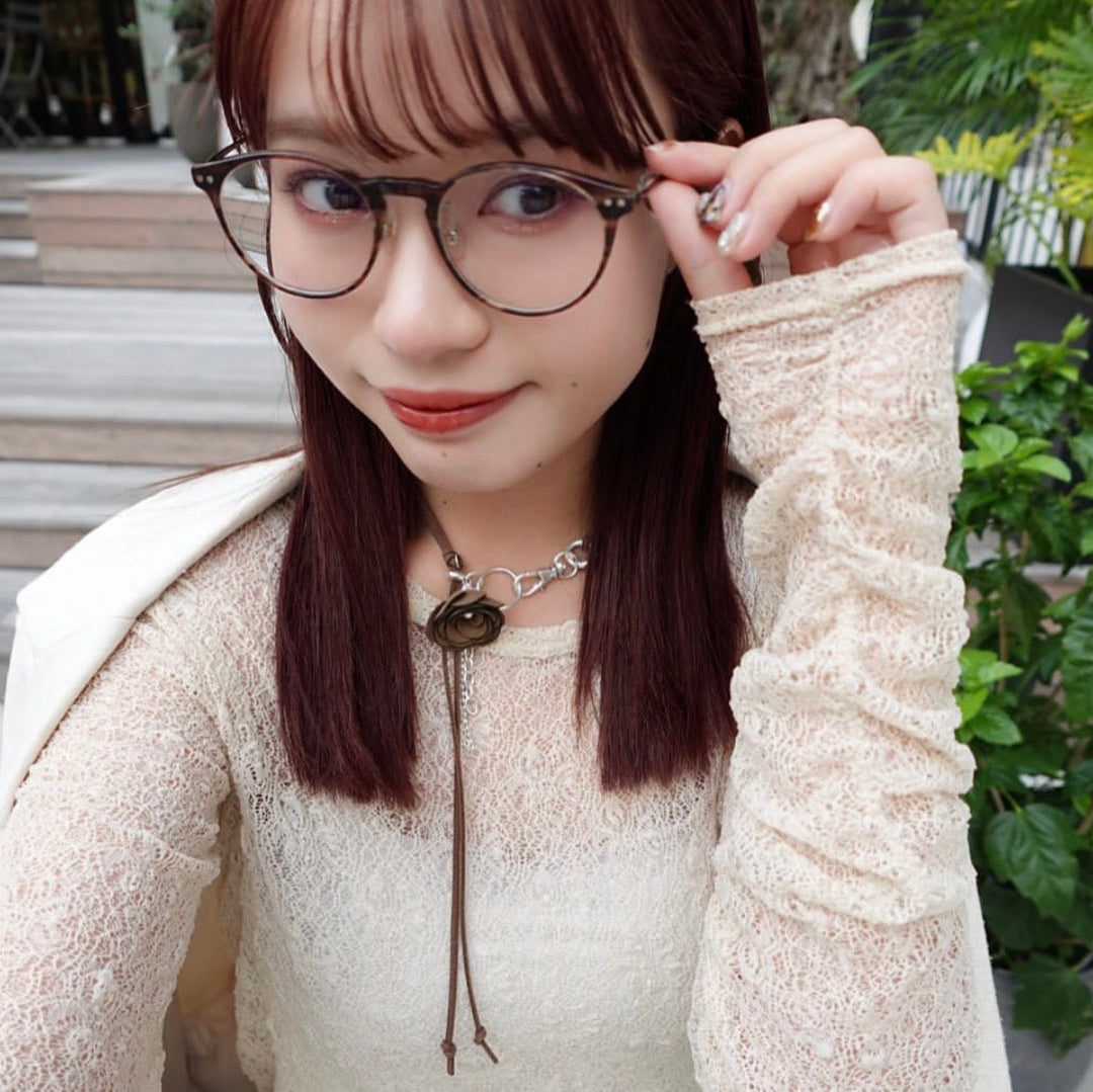 ローズネックレスとメガネをブラウンでまとめた秋CODE♪
