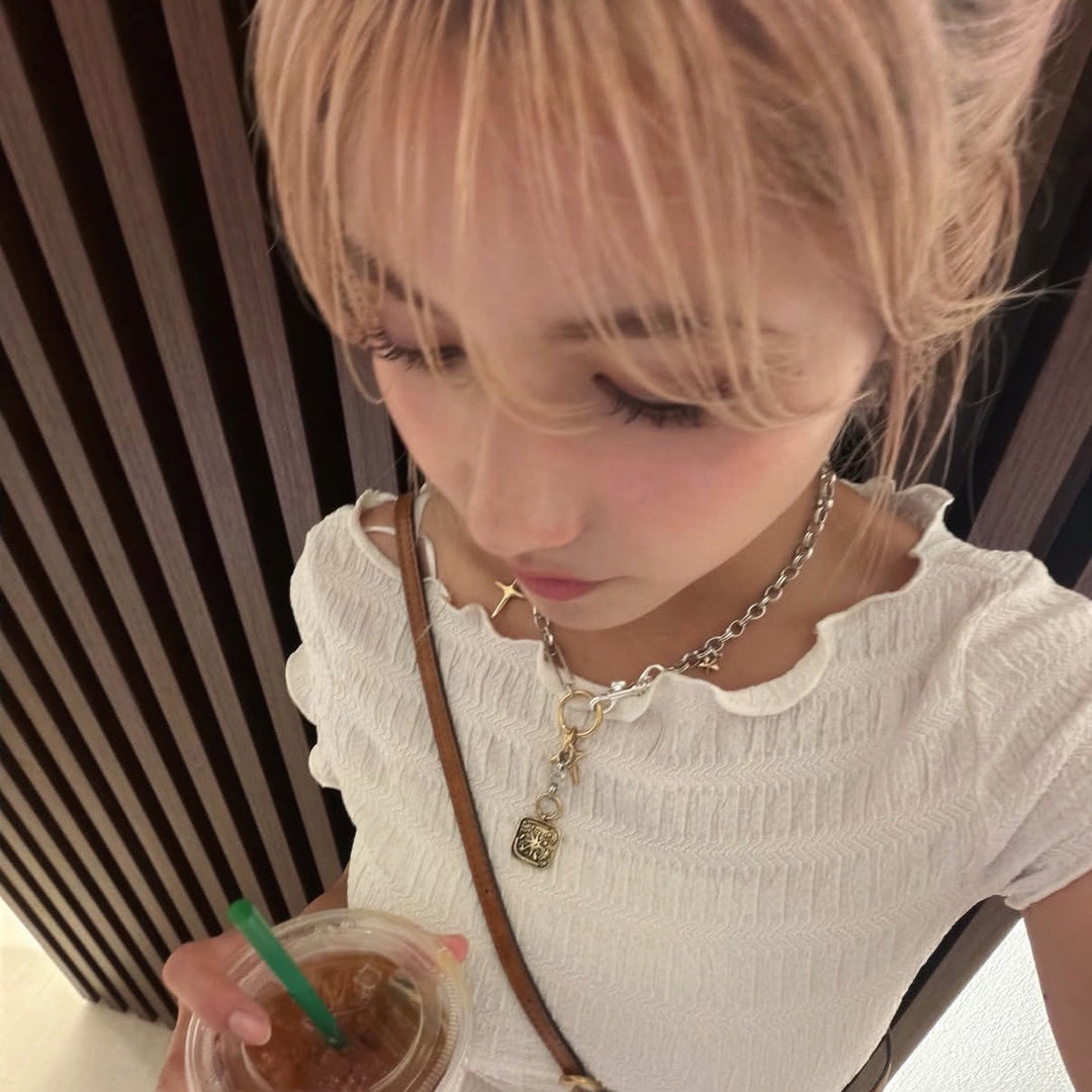 存在感のあるヴィンテージ風ネックレスがコーディネートのポイントに！
