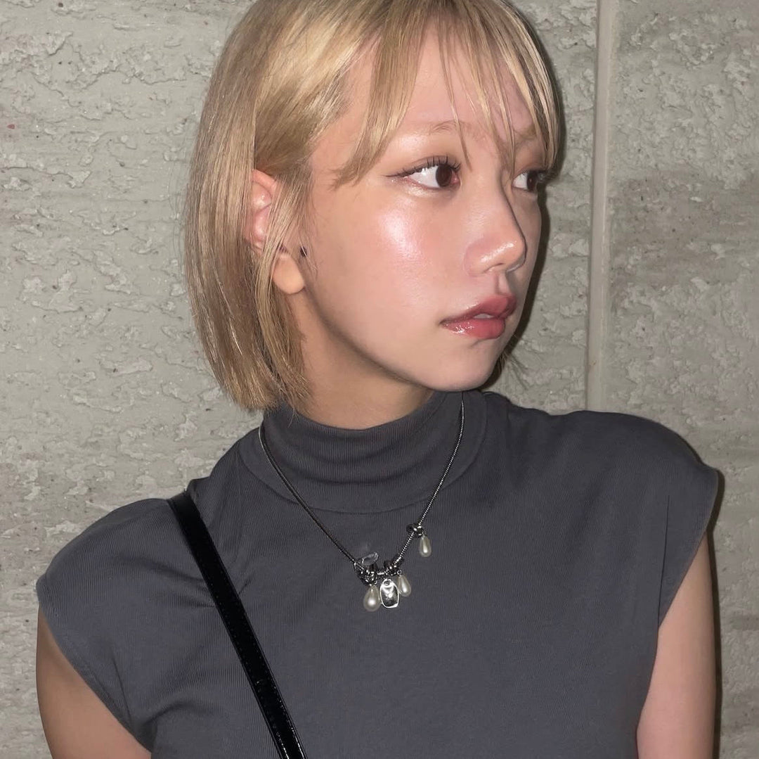 ジャラっとしたパールネックレスがシンプルなスタイルにマッチ✨