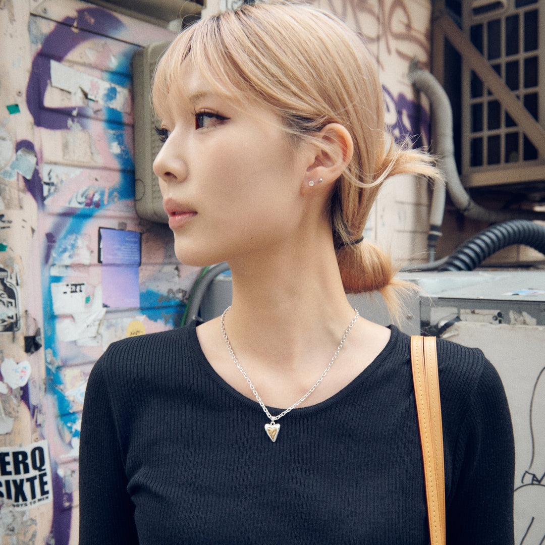 【KOREA SNAP】ハートネックレスがシンプルなコーデのポイントに！