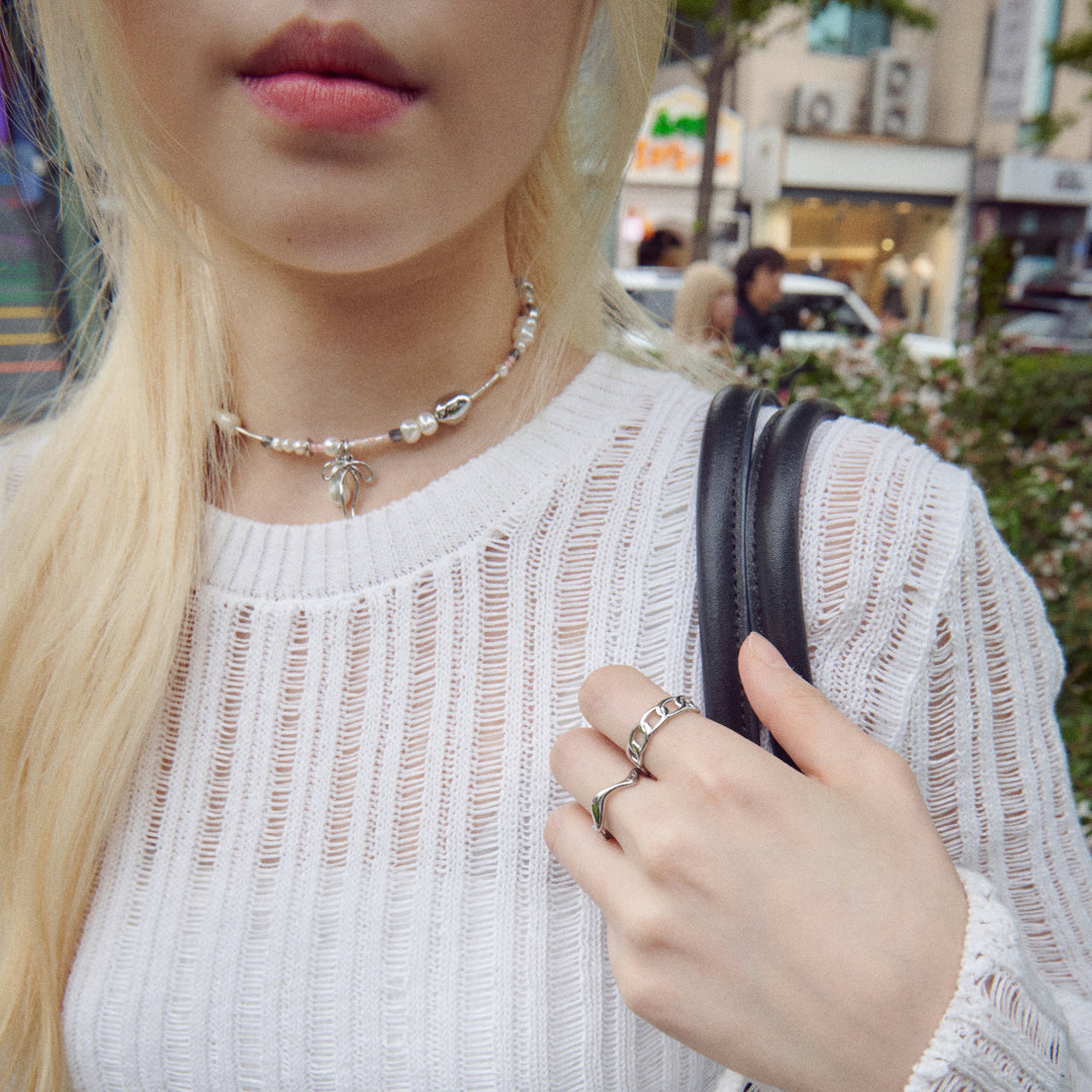 ホワイトニットと相性◎なパール×リボンのビーズネックカフ♡