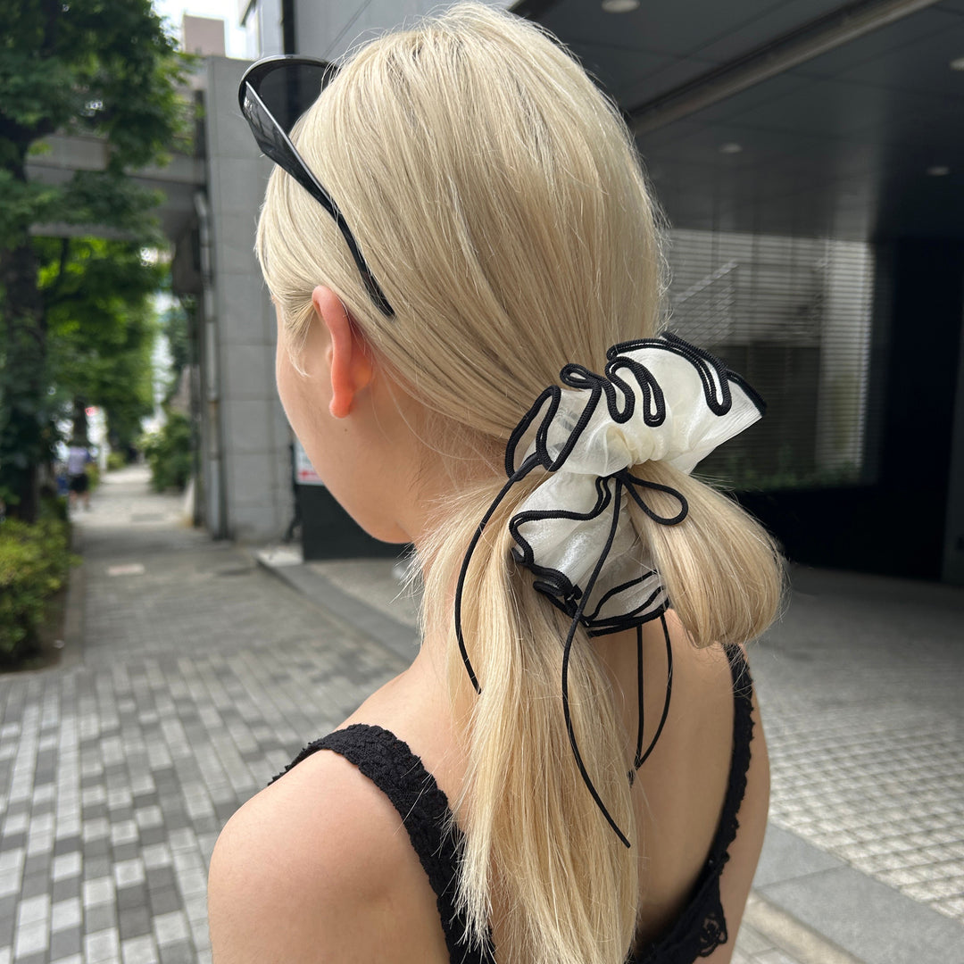 パイピングがポイントのシュシュで後ろ姿もオシャレな印象に♡