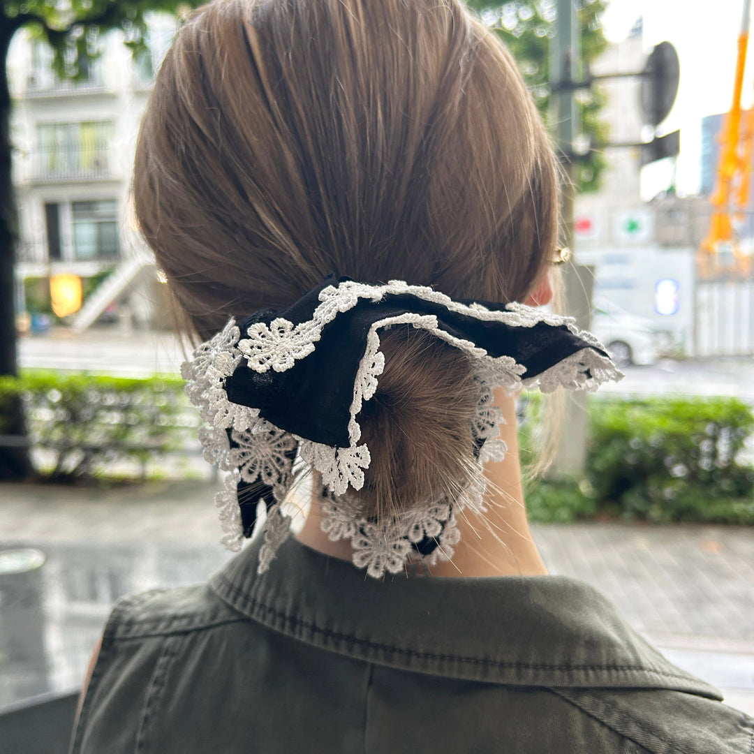 今っぽレースシュシュはお団子ヘアーに付けるだけで簡単にオシャレ見え♡
