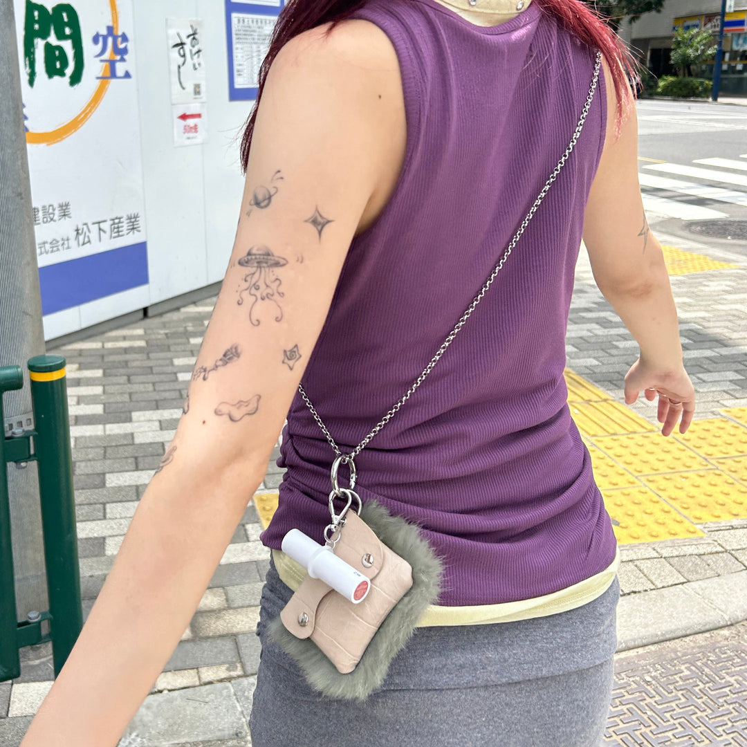 トレンドのグレープカラーに レザー×ファーのショルダーを1点プラスして秋冬感を♡