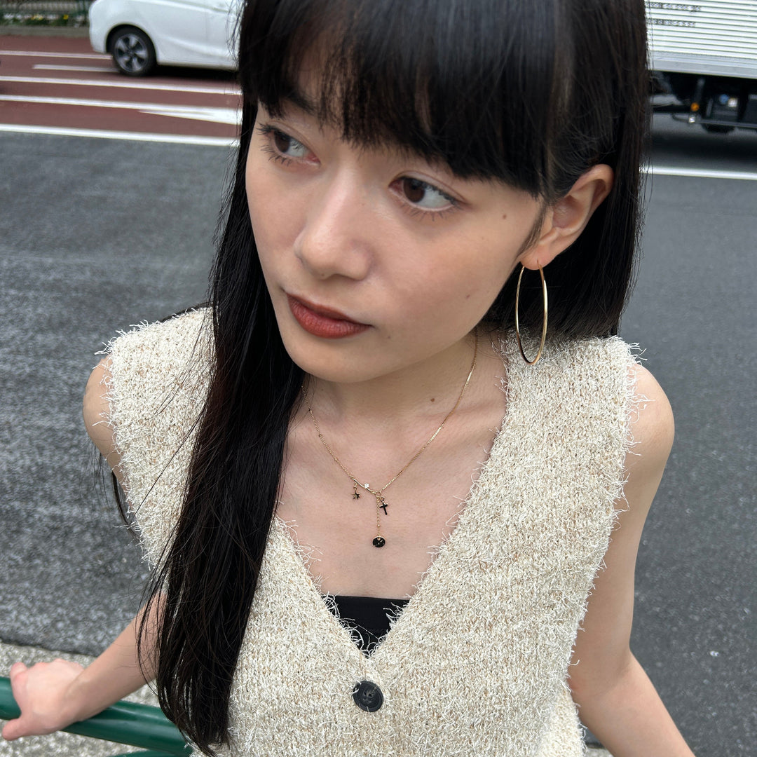 ネックレスとピアスをゴールドでまとめて大人可愛いく仕上げる♡