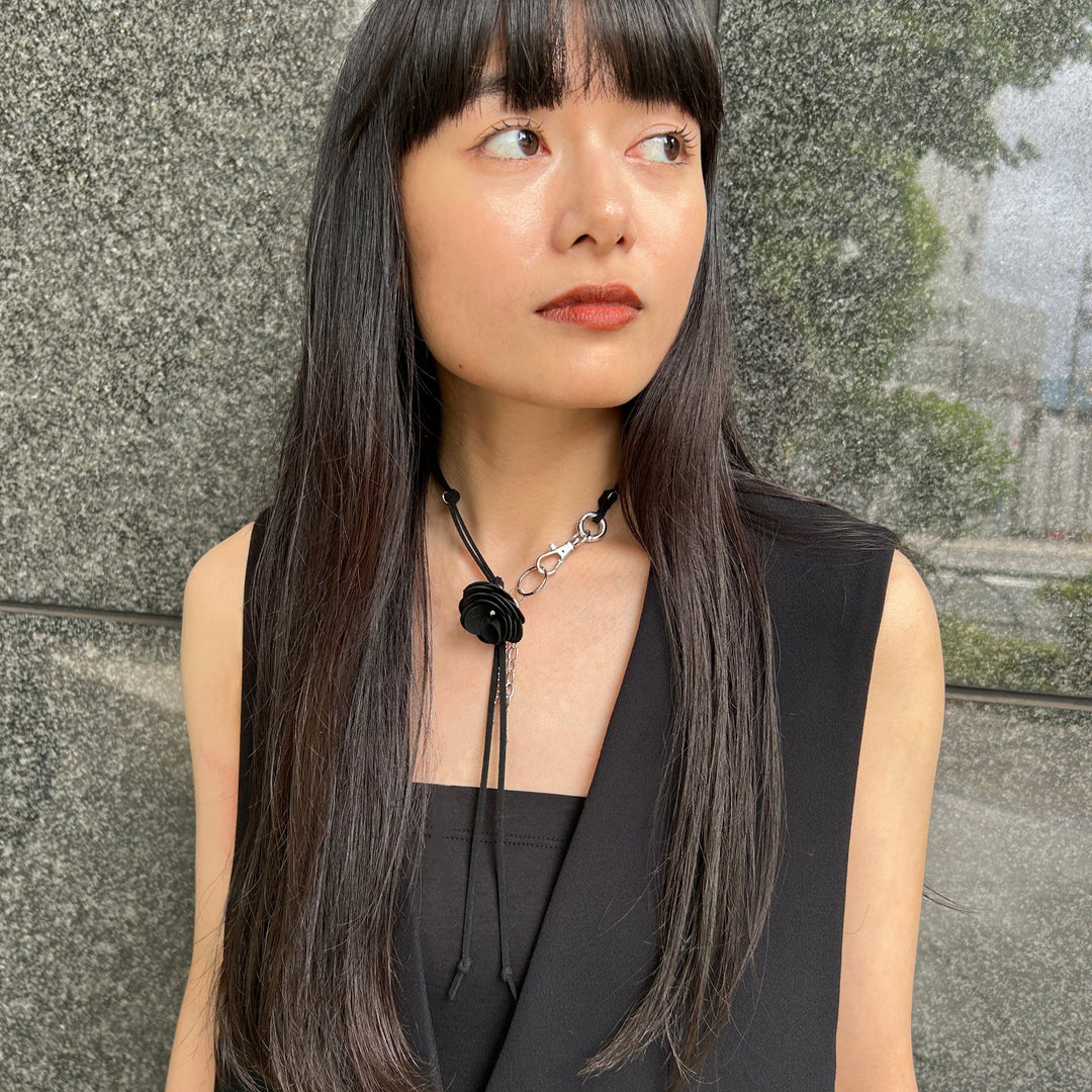 BLACK STYLEをローズネックレスが女っぽく仕上げる♡