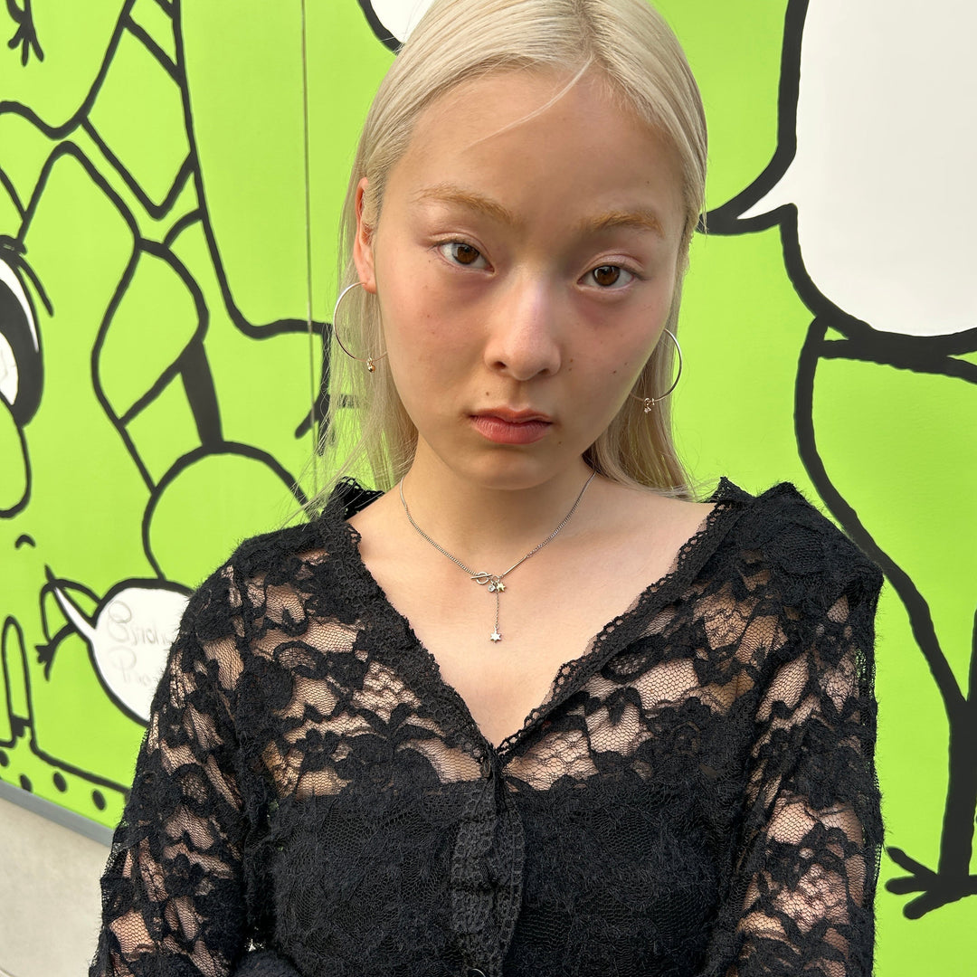 レースシャツと華奢なアクセサリーの女っぽスタイル♡