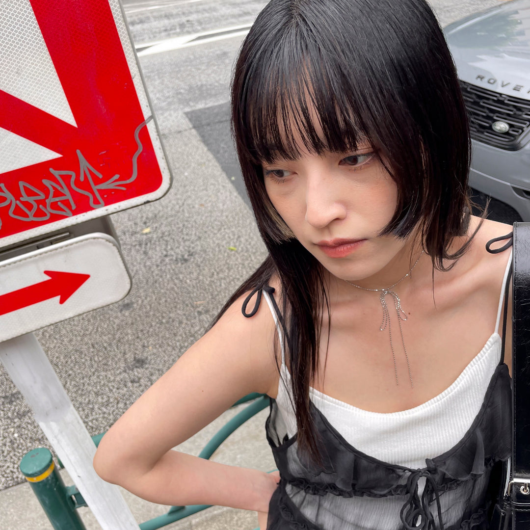 大ぶりのリボンネックレスで 胸もとにインパクトを?