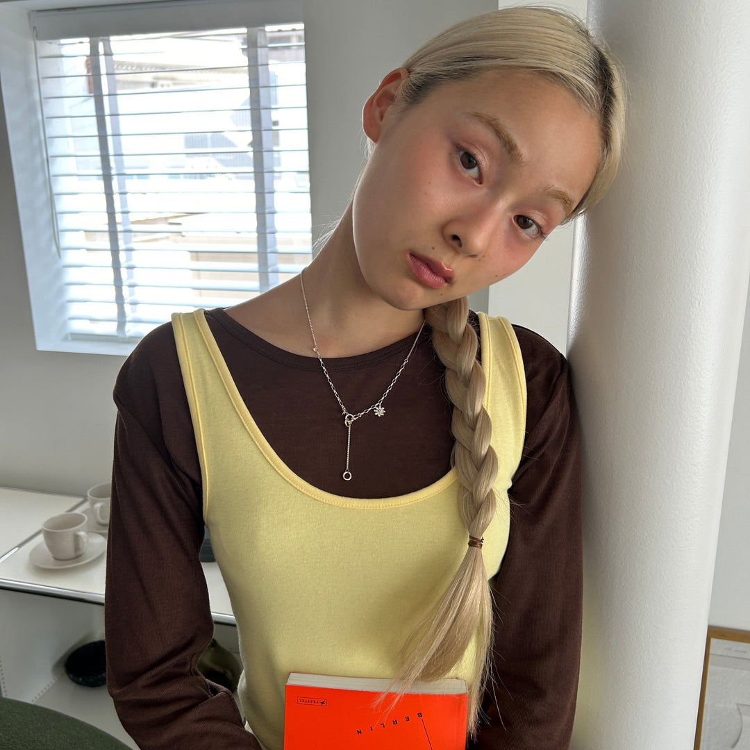 秋コーデに馴染む華奢なフラワーネックレス♡