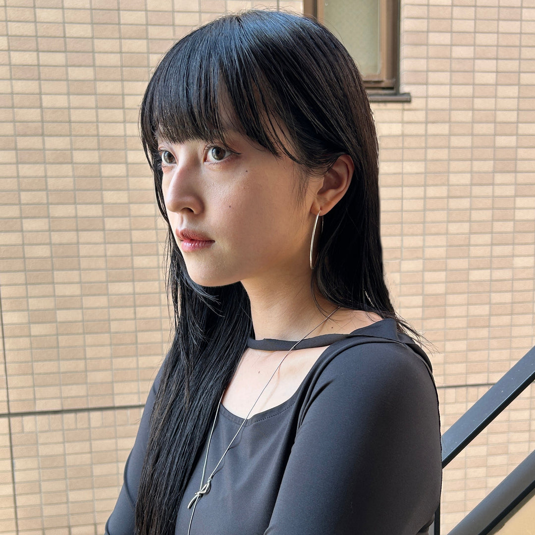 細フープピアス×ロングネックレスで上品な大人可愛いスタイル✨