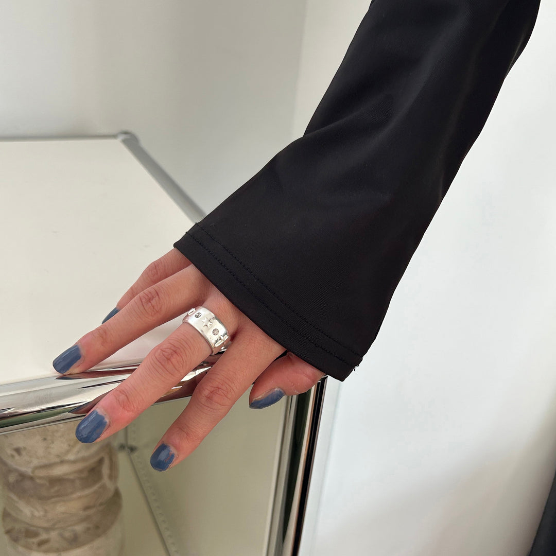 マットシルバーのリングがBLACKコーデに映える✨
