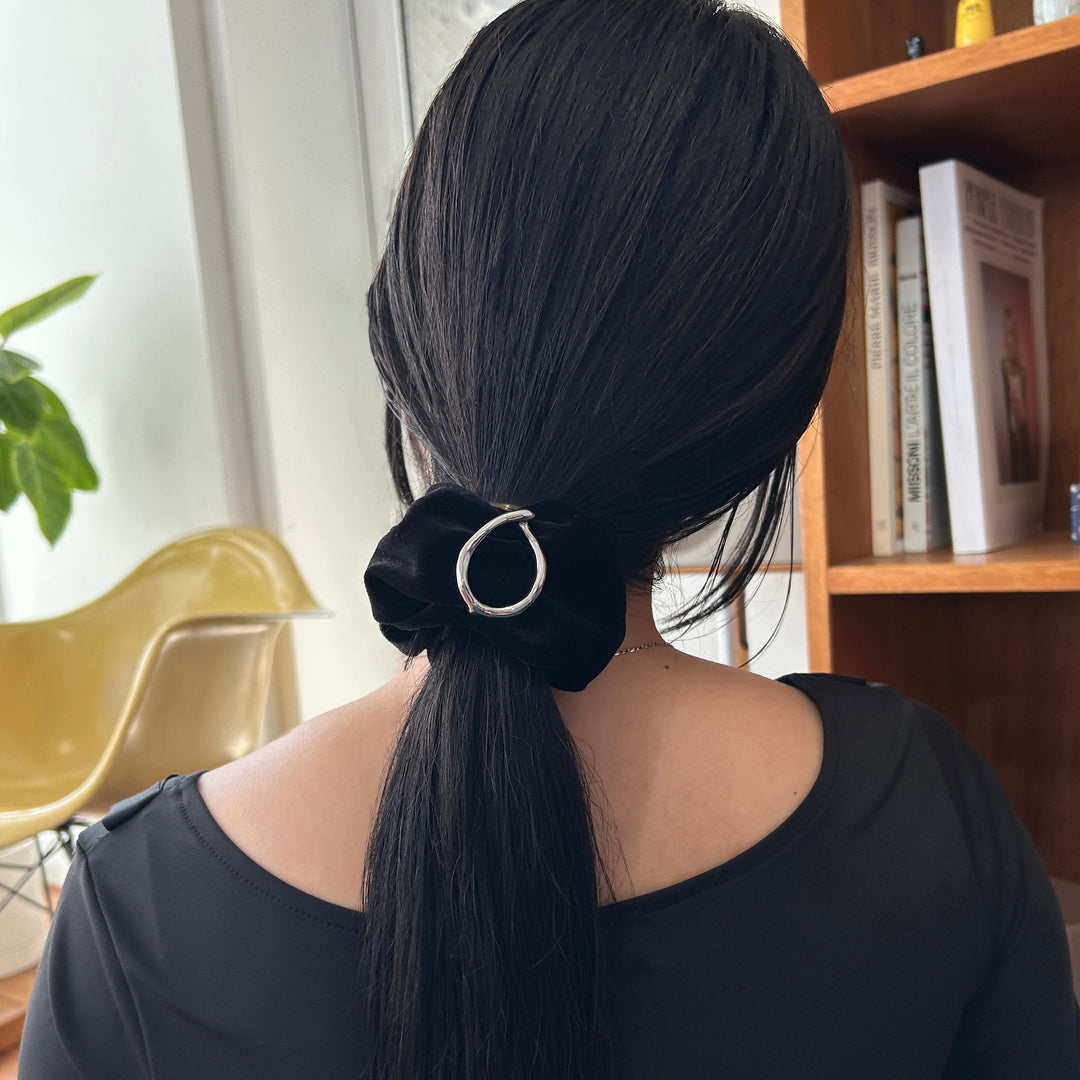 ベロア×メタルで上品にキマるポニーフック！