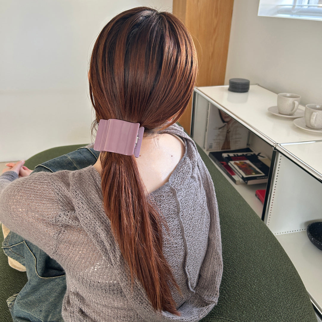 スクエアクリップをまとめ髪に付けるだけでこなれた雰囲気に♡
