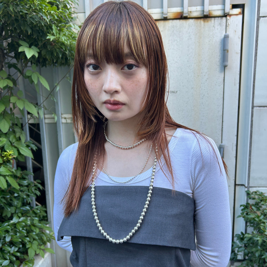 コーディネートを洗練されたスタイルに仕上げるメタルボールネックレス✨