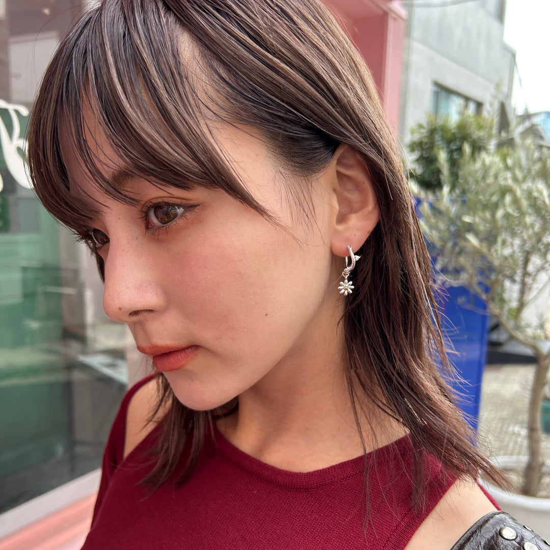 さりげないフラワーモチーフが大人可愛いイヤリング♡