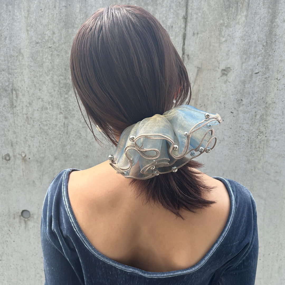 後ろ姿が映える、オーロラカラーが目を惹くバレッタ♡