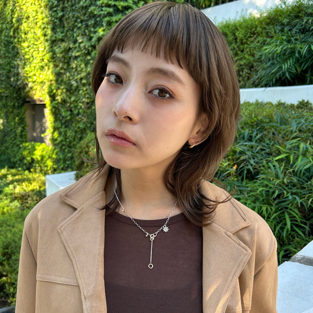 ジャケットに華奢なフラワーネックレスをプラスしてレディ感を♡