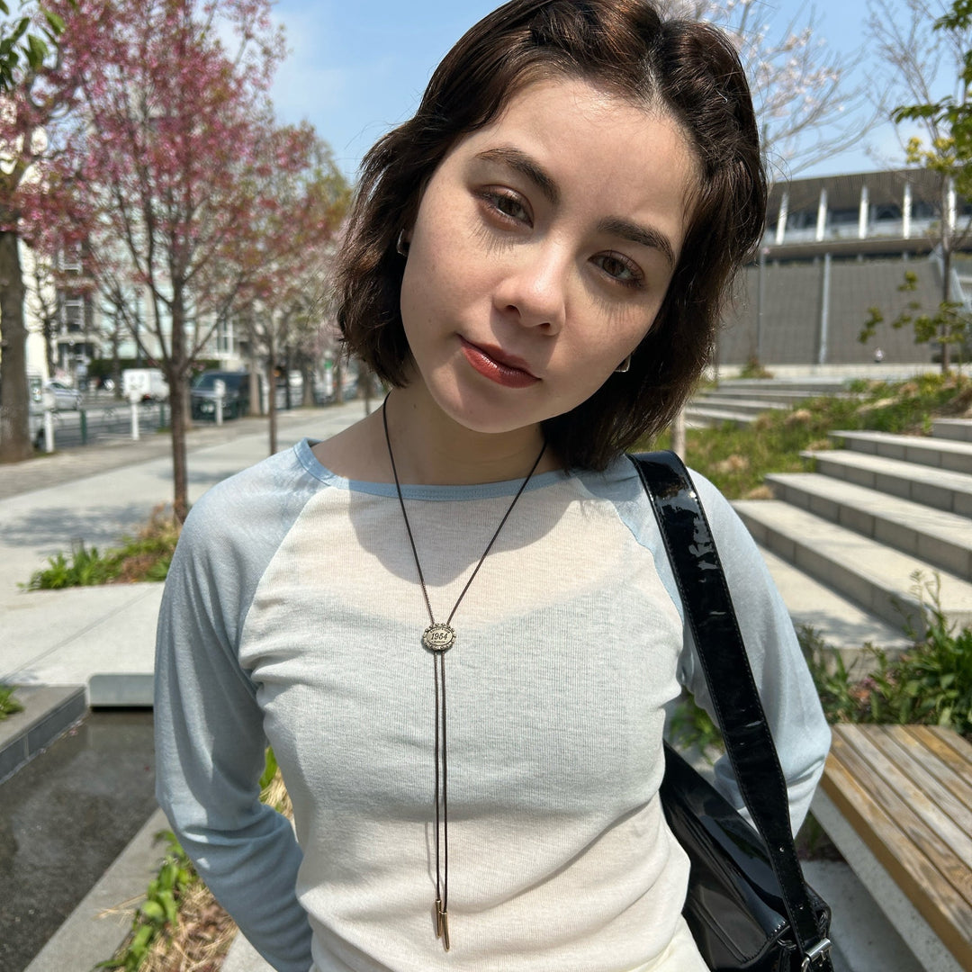 VINTAGE調のループタイネックレスがラグランTEEにマッチ✨