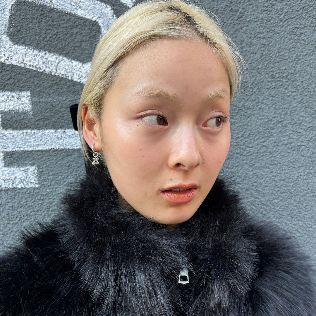 ファーコートに×フラワーモチーフピアスのレディなスタイル♡