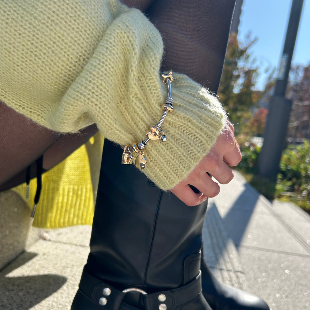 ニットに重ねても存在感◎のチャームブレスレット★