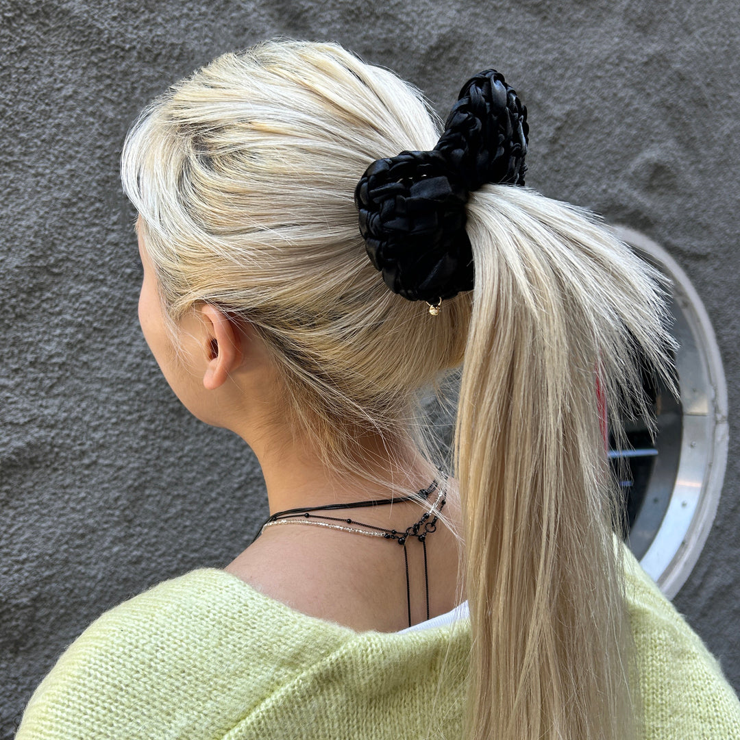 ブロンドヘアーに映えるBLACKのハートシュシュ♡