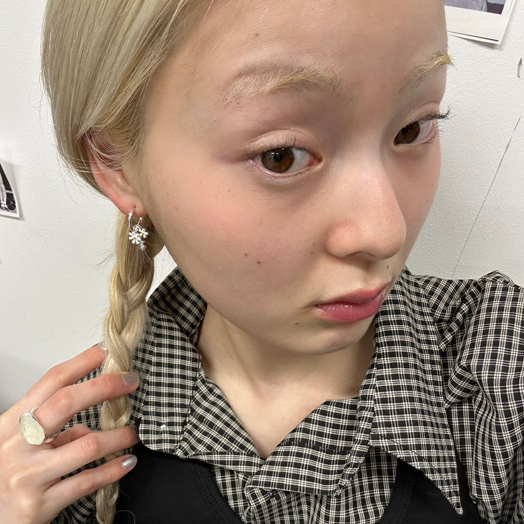 カラーのフラワーモチーフが顔回りを華やかに🌼