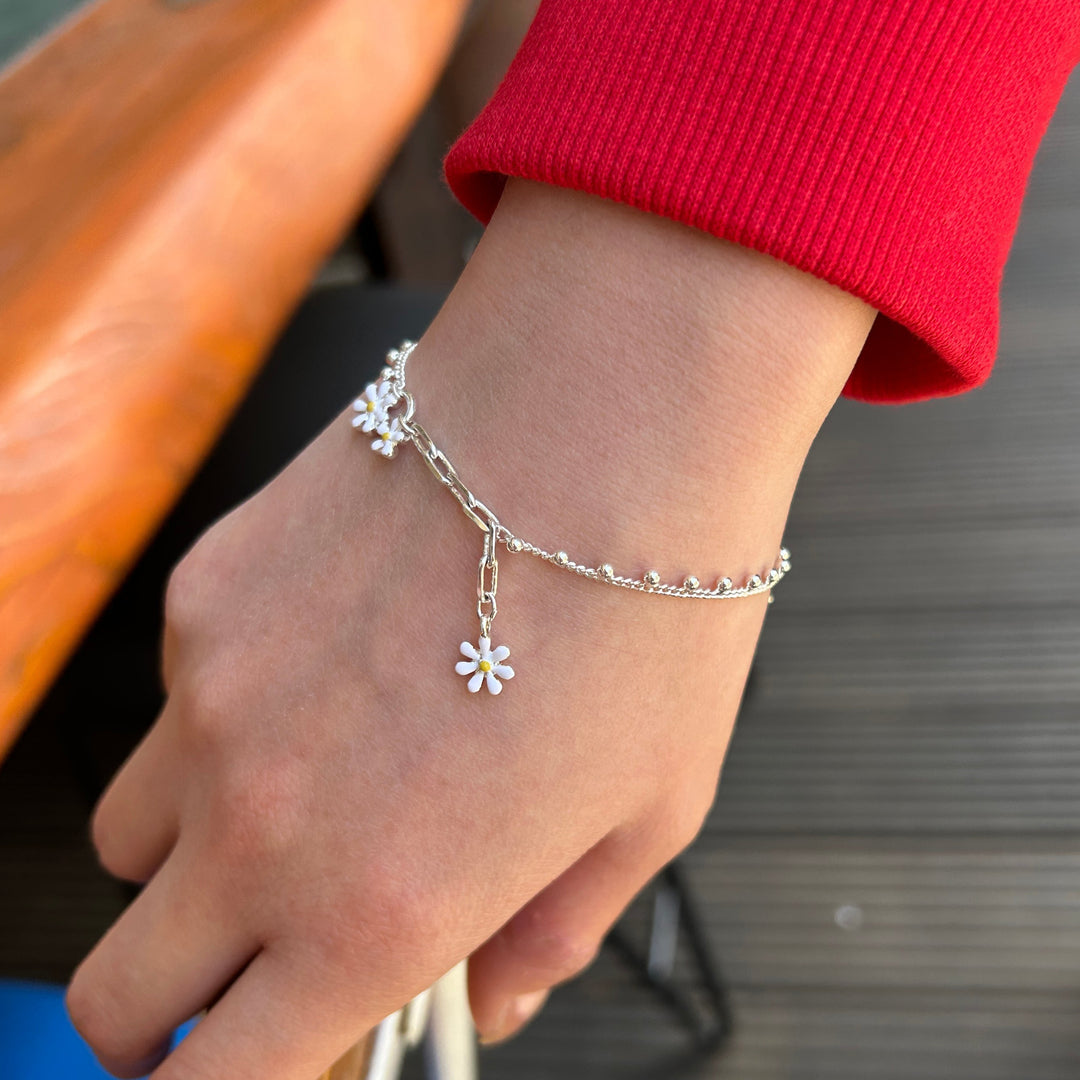 華奢なフラワーモチーフとチェーンが大人可愛いブレスレット♡