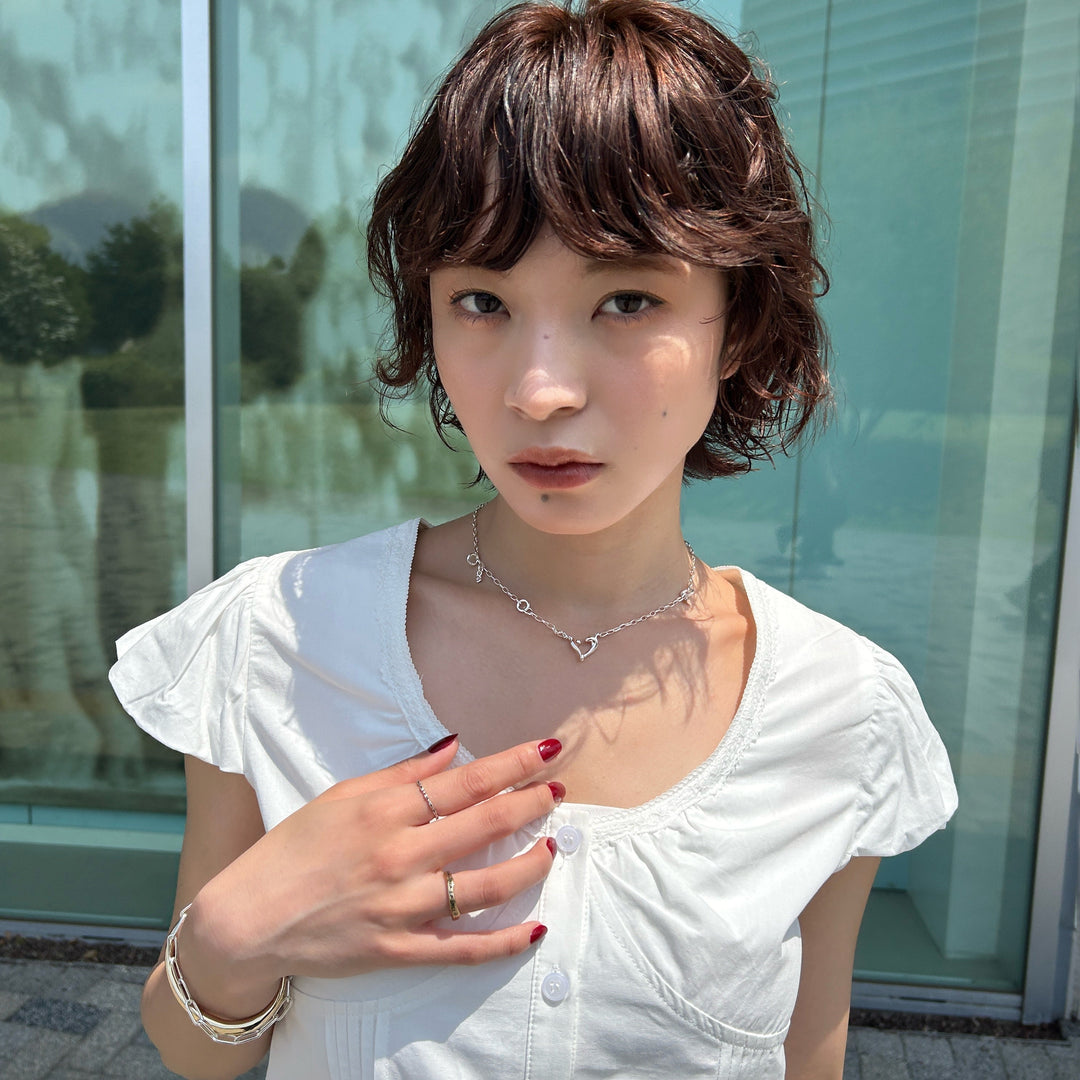 華奢なアクセサリーをたくさんつけてコーディネートにこなれ感を♥