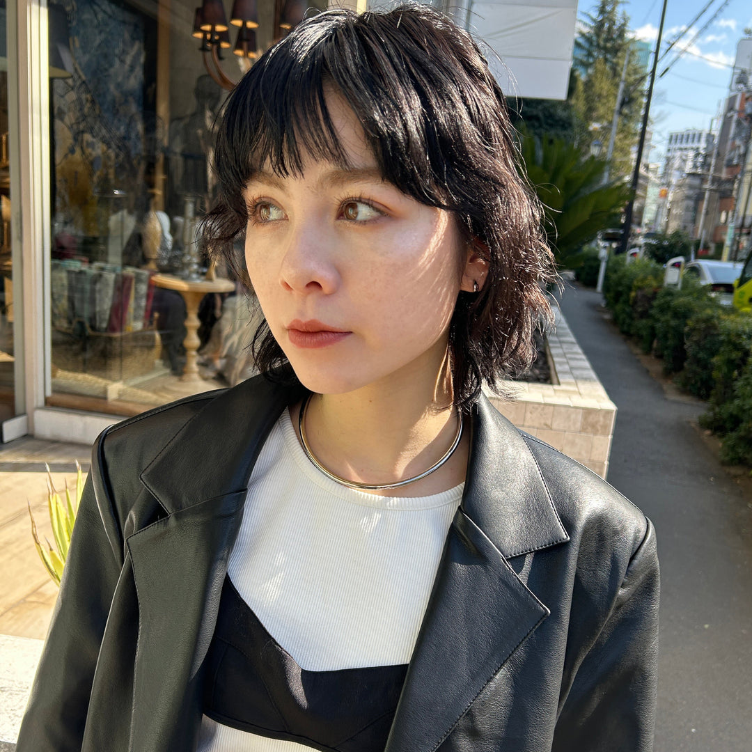 シンプルなステンレスネックカフは着脱も簡単なMUST HAVE ITEM！