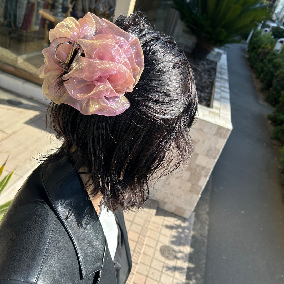 まとめた髪にさっと付けるだけでポイントになるオーロラカラーのシュシュバンス♡