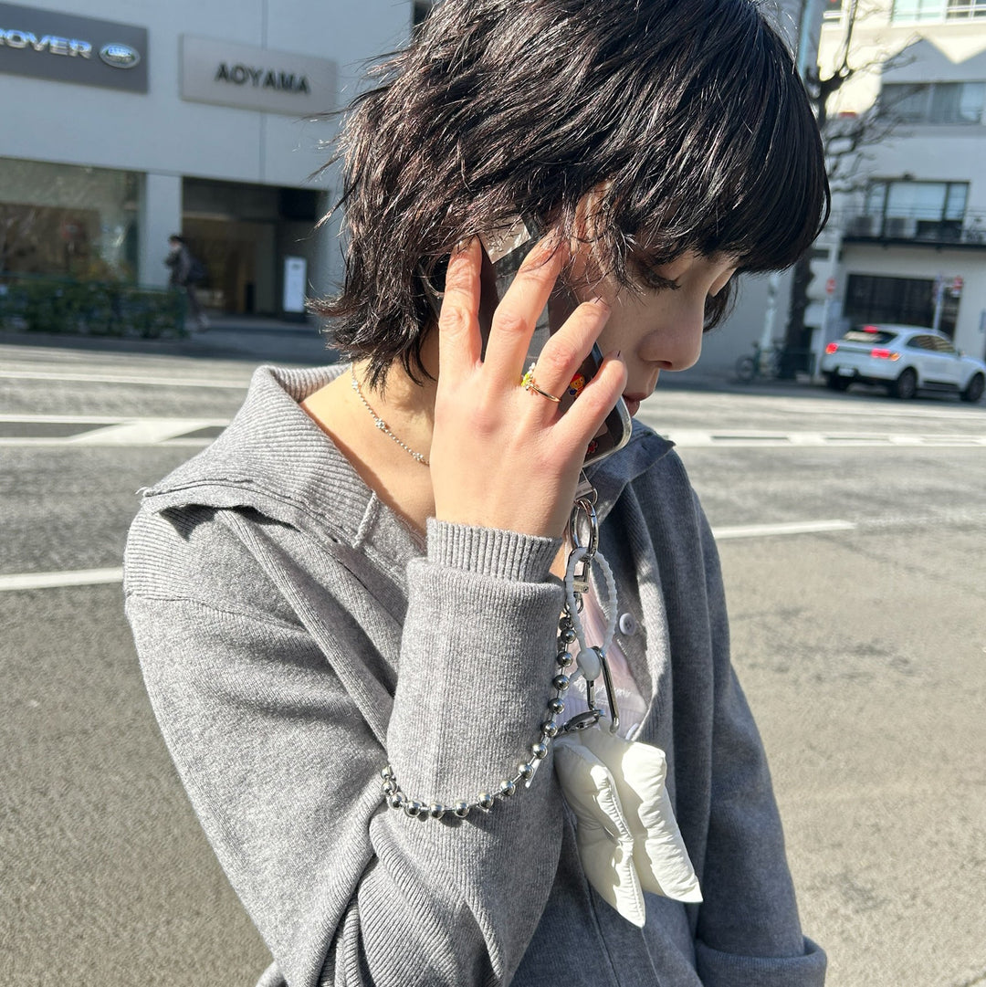 ボールチェーンを手にかけてスマホストラップに！