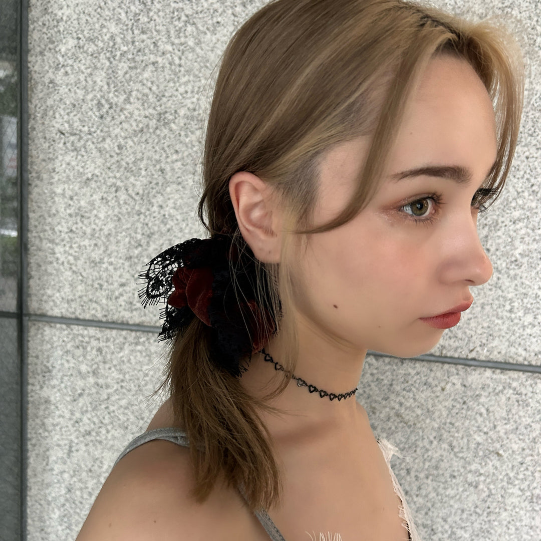 今年っぽいベロア×レースシュシュで秋のムードを先取り♡