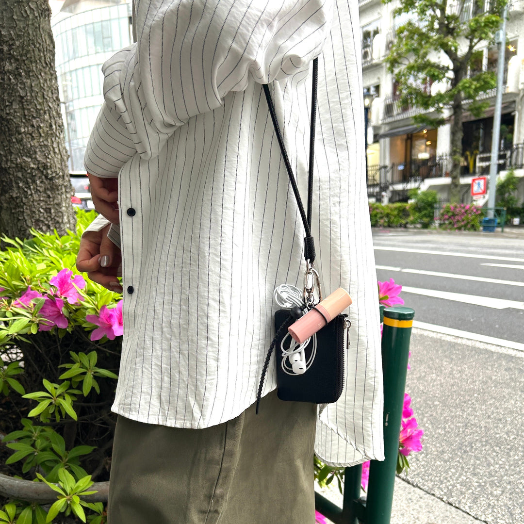 シンプルなショルダーストラップは実用性◎