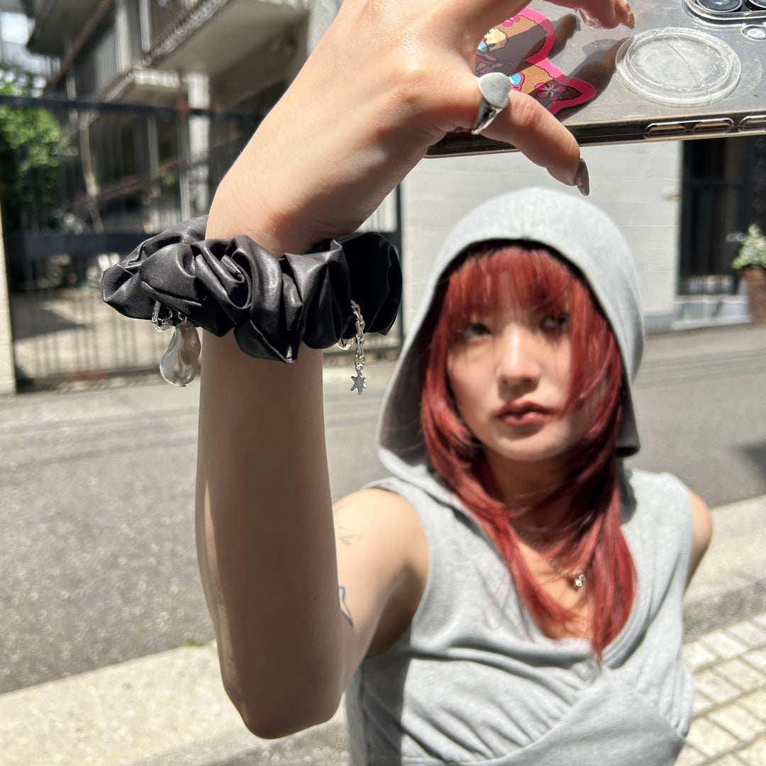 揺れるチャームがポイントのシュシュはヘアーに付けるのはもちろん、腕に付けてもカワイイ♥