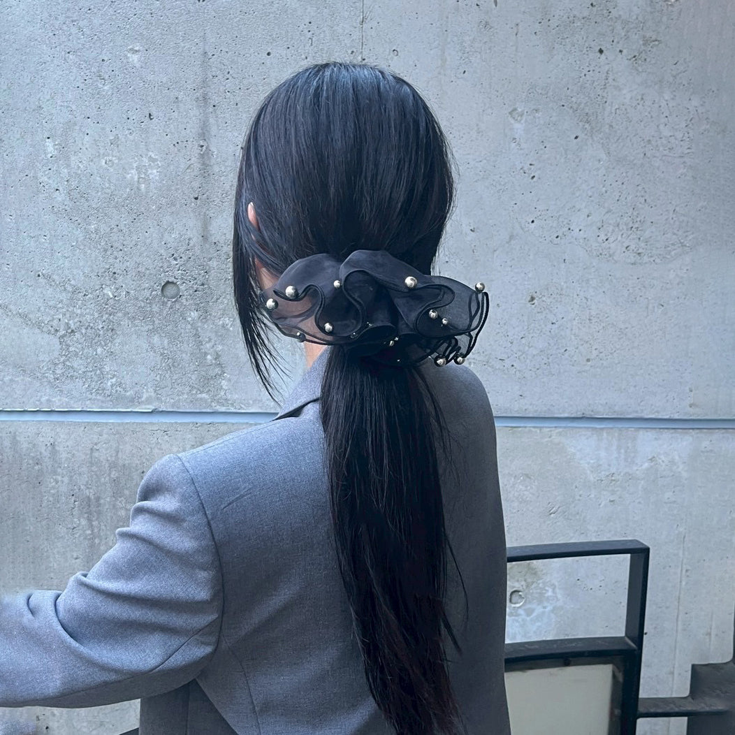 メタルボールがアクセントになったフリルバレッタ♡