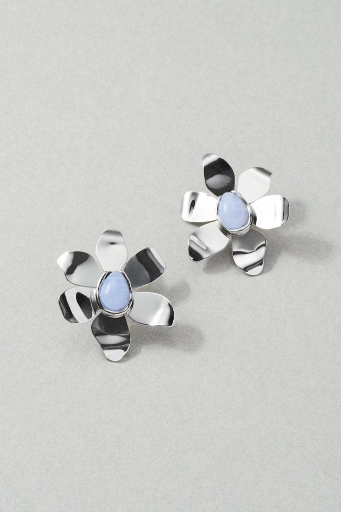 ★箱付き★ TOGAPULLA メタルフラワーピアス ☆箱付き☆ TOGAPULLA メタルフラワーピアス - メルカリ