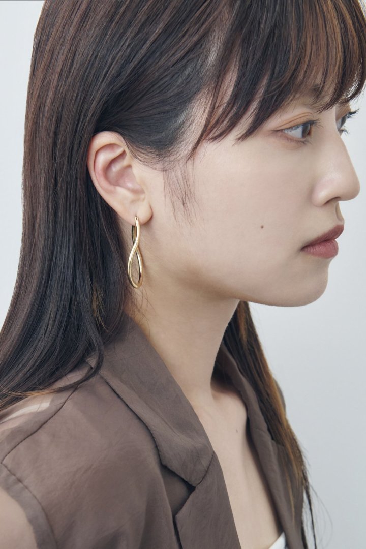 カーヴィー ライン ワイド フープ ピアス – GOLDY Onlinestore