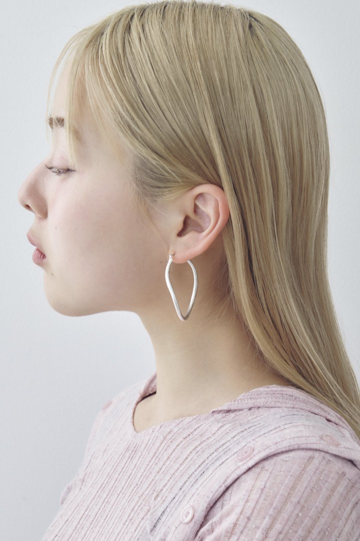 カーヴィー ライン ワイド フープ ピアス – GOLDY Onlinestore