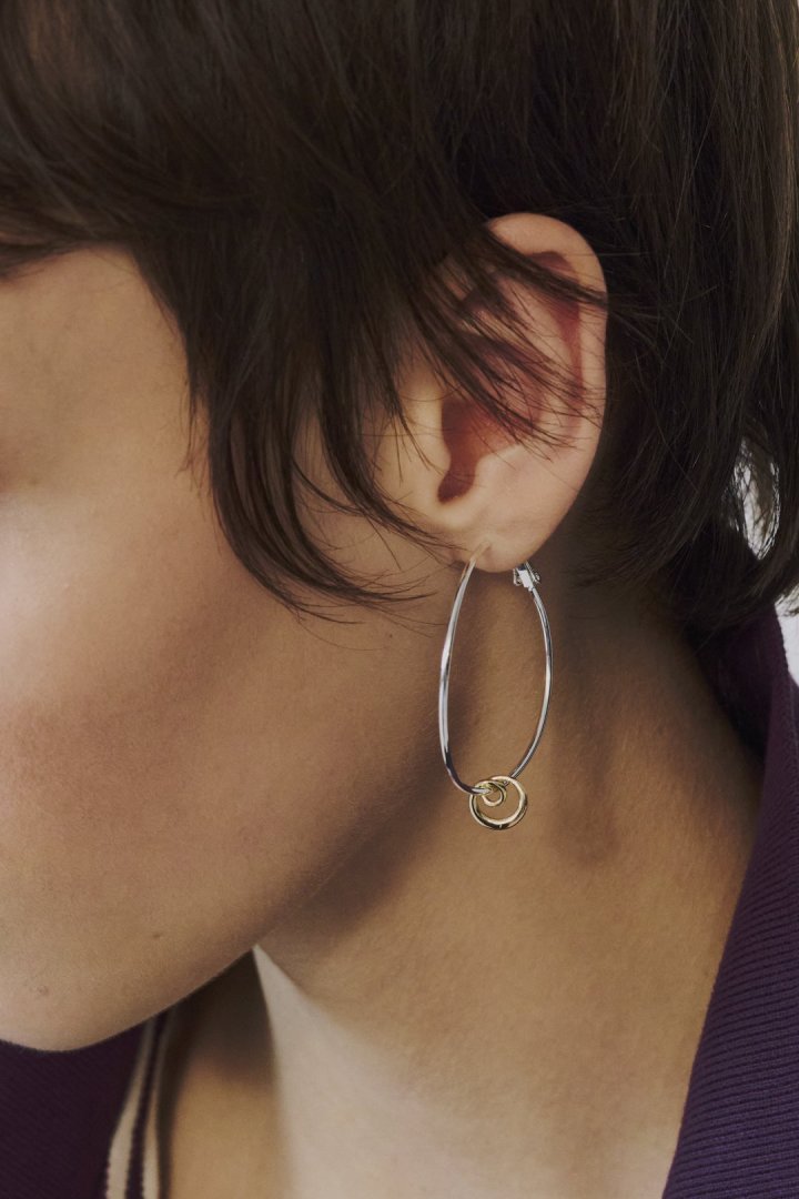 マイクロ チャーム スパイラル ピアス