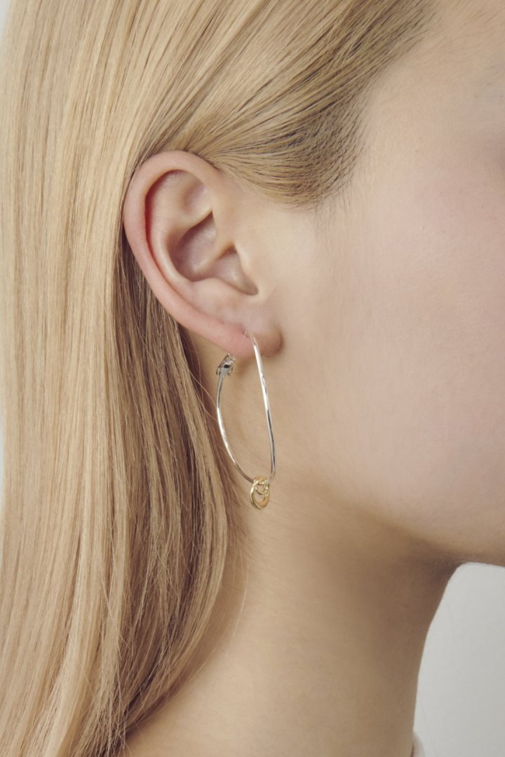 マイクロ チャーム スパイラル ピアス