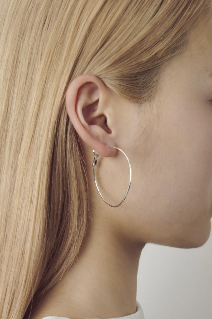 マイクロ チャーム スパイラル ピアス