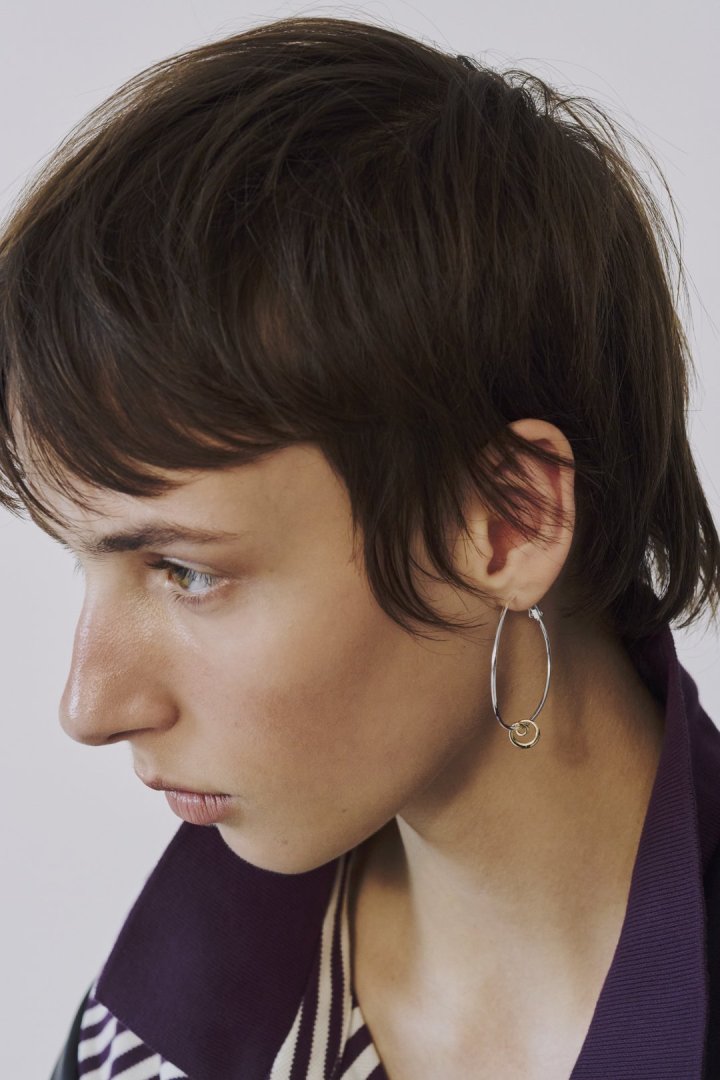 マイクロ チャーム スパイラル ピアス