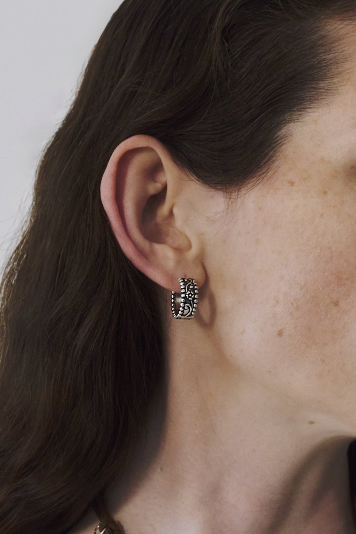 ヴィンテージ シック エングレイヴ ワンタッチ ピアス