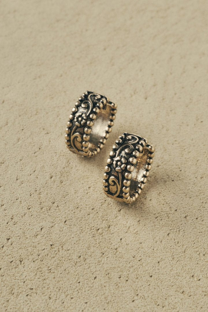 ヴィンテージ シック エングレイヴ ワンタッチ ピアス – GOLDY Onlinestore