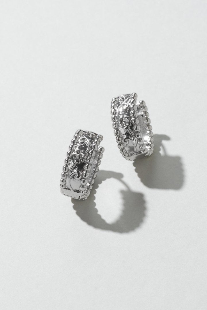 ヴィンテージ シック エングレイヴ ワンタッチ ピアス