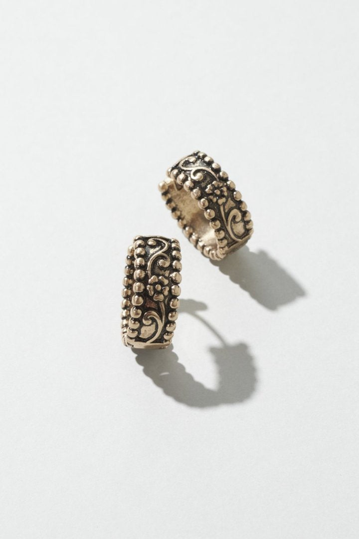 ヴィンテージ シック エングレイヴ ワンタッチ ピアス – GOLDY Onlinestore