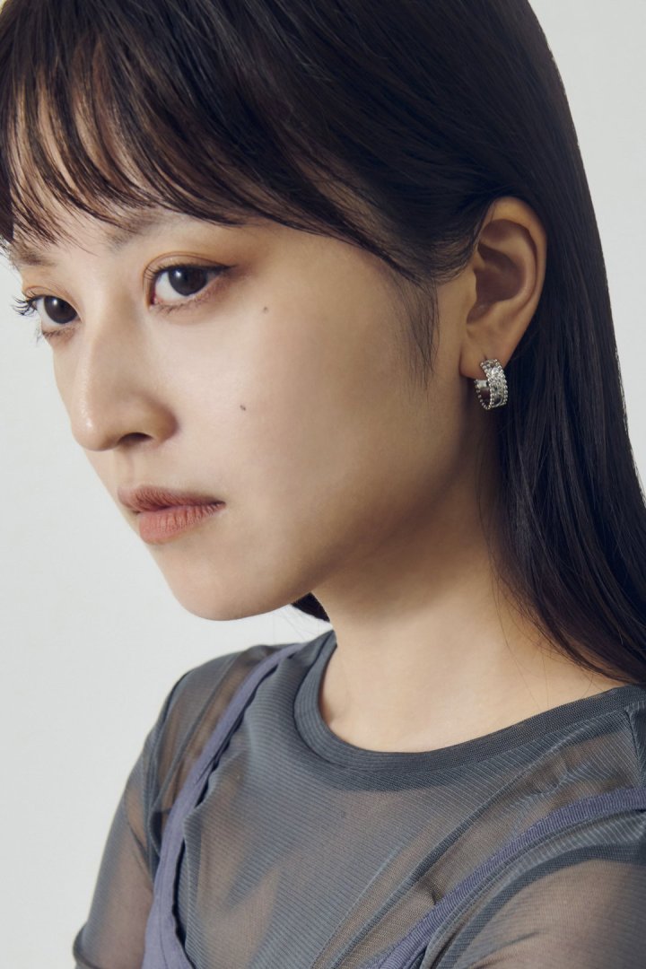 ヴィンテージ シック エングレイヴ ワンタッチ ピアス – GOLDY Onlinestore