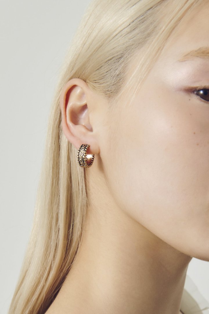 ヴィンテージ シック エングレイヴ ワンタッチ ピアス – GOLDY Onlinestore